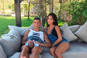 Mãn nhãn gu thời trang sành điệu của bạn gái Ronaldo 