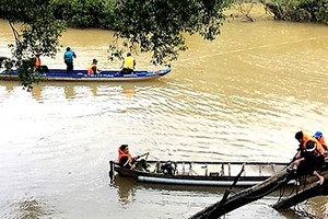 Lật đò ngang chở quá tải, một công nhân tử vong