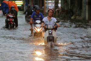 TP HCM: Mưa như trút nước, đường ngập sâu, xe chết máy la liệt