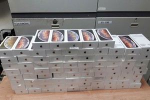 4 du khách giấu 250 iPhone XS nhập cảnh vào Việt Nam 