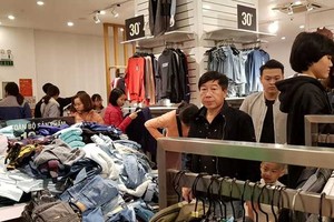 Black Friday: Nơi im ắng, nơi khách phải xếp hàng dài