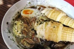 Kỳ lạ món mì ramen trộn kem ốc quế khó hiểu của người Nhật