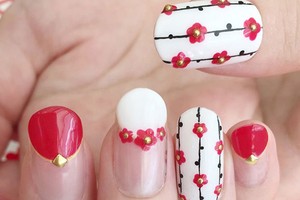 Rực rỡ xuống phố với những mẫu nail hoa mang cả mùa xuân trên tay