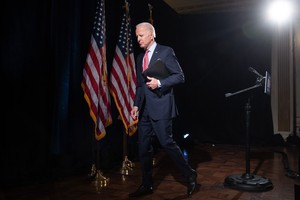 Bị cáo buộc tấn công tình dục, ứng viên Dân chủ Joe Biden vẫn im lặng