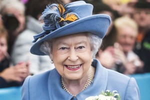 Bí quyết dưỡng da trắng mịn của Nữ hoàng Anh Elizabeth II