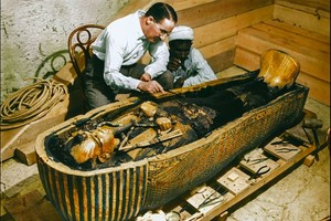 'Khoảnh khắc vàng' lúc mở quan tài vua Tutankhamun