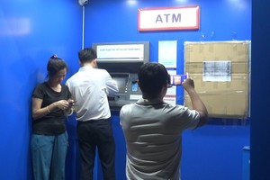 Vác búa đập nát máy ATM vì rút 11 triệu máy chỉ nhả 5 triệu 