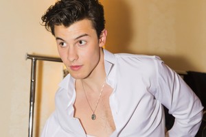 Soi cơ bụng 6 múi “cực phẩm” của nam ca sĩ Shawn Mendes