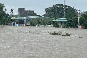 Nhiều tàu cá bị chìm, 12 người chết và mất tích do mưa lũ