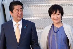 Ông Shinzo Abe và chuyện tình đáng ngưỡng mộ với vợ