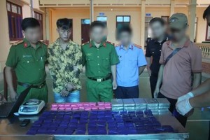 Bắt đối tượng mang 10 bánh heroin, 18.000 viên ma túy tổng hợp