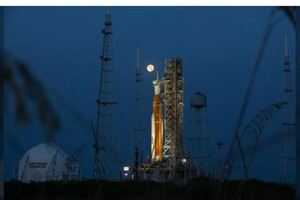 NASA lại hoãn phóng tên lửa lên Mặt trăng vì siêu bão