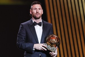 Lionel Messi lần thứ 8 giành Quả bóng vàng, lập kỷ lục vĩ đại