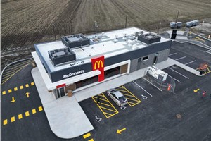 Nhà hàng McDonald's lạ đời giữa cánh đồng hoang vu