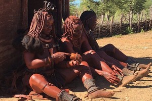 Phụ nữ ở bộ lạc Himba cả đời chỉ tắm một lần duy nhất