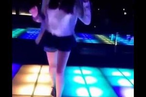 Giới trẻ sôi sục với trào lưu Shuffle Dance khoe chân dài