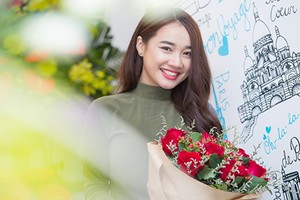 Nhã Phương rạng rỡ trong vòng vây fan nhí ở Hà Nội