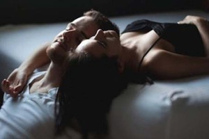 Bàng hoàng phát hiện sexoty trong vali vợ hay đi công tác