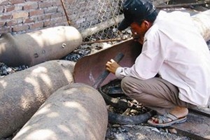 "Thám hiểm" ngôi làng kiếm sống bằng nghề nấu bom