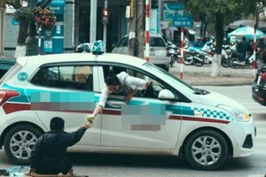 Khoảnh khắc kỳ lạ của cô gái trên xe taxi với người dưới đường