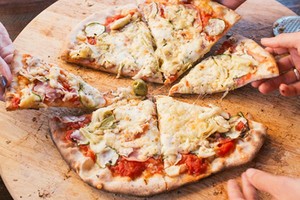 Cấp dưỡng cho vợ cũ bằng... pizza