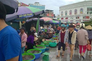 Quảng Ninh: Chủ hàng hải sản dùng chày đánh khách chảy máu