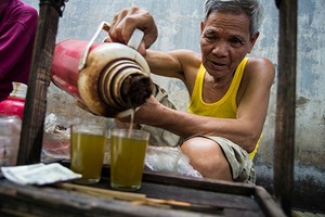 Ảnh hoài niệm: Hà Nội có trà đá, Nam Định có trà hòm