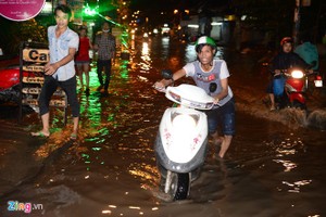 Ảnh: Xe chết máy hàng loạt vì đường ngập ở Sài Gòn