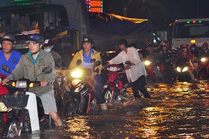 Chùm ảnh: Mưa ngập cuốn trôi xe máy ở Đồng Nai