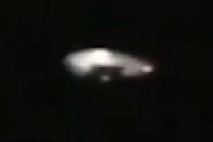 UFO kỳ lạ bay lượn trên bầu trời Mỹ?