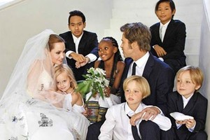 Các con van xin Angelina Jolie quay về với bố