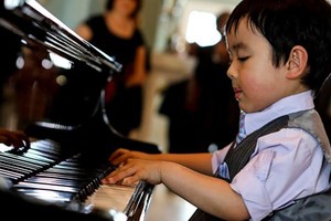 “Thần đồng piano” 5 tuổi gốc Việt được dạy dỗ thế nào?