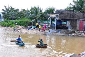 Nhà dân biến thành sông sâu sau trận lũ lịch sử