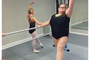 Cô gái nổi tiếng với điệu múa ballet bất chấp cân nặng