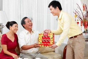 Chàng rể hạnh phúc vì lần đầu ăn Tết ở nhà vợ