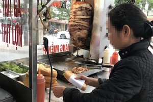 Xe đẩy bánh mì vỉa hè: Bán quanh năm, thu tiền tỷ