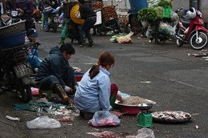 Dân tràn ra đường đánh vảy cá, vặt lông gà giữa HN