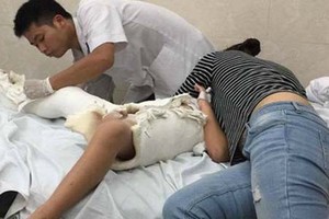 Hành trình nước mắt của ông bố có con gãy chân trong trường