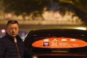 Người cha làm tài xế taxi để tìm con gái mất tích 23 năm