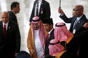 Phái đoàn Saudi mang bút vàng, nhẫn kim cương sang Indonesia làm quà