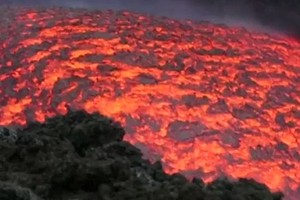 Cận cảnh nham thạch cuồn cuộn chảy ra từ núi lửa Etna, Italia