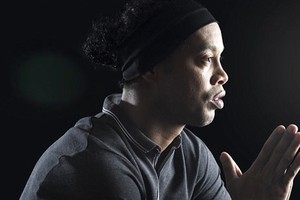 Fan “ngã ngửa” với tài ca hát của Ronaldinho 