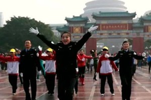 Video cảnh sát giao thông TQ nhảy flashmob trên phố