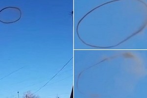 Vòng đen bí ẩn nghi UFO lơ lửng trên bầu trời Kazakhstan