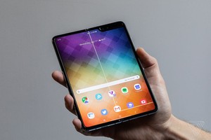 Samsung Galaxy Fold hỏng màn hình: "Sẽ đem về kiểm tra lại"