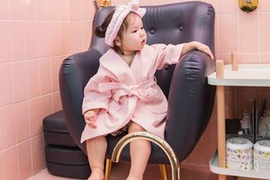 Con gái siêu mẫu Hà Anh biểu cảm hưởng thụ dịch vụ chăm sóc sang chảnh