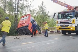 Lâm Đồng: Xe khách lao xuống vực, 11 hành khách thoát nạn