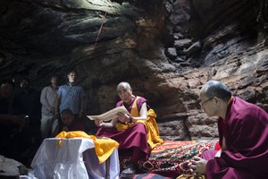 Đức Dalai Lama thiền định trong động Chhattisgarh