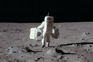 Loạt ảnh Apollo 11 trên Mặt Trăng được giấu kín suốt 49 năm 