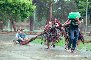 Kỷ yếu mùa lũ: Sinh viên Nông nghiệp xuống sân “tập bơi“